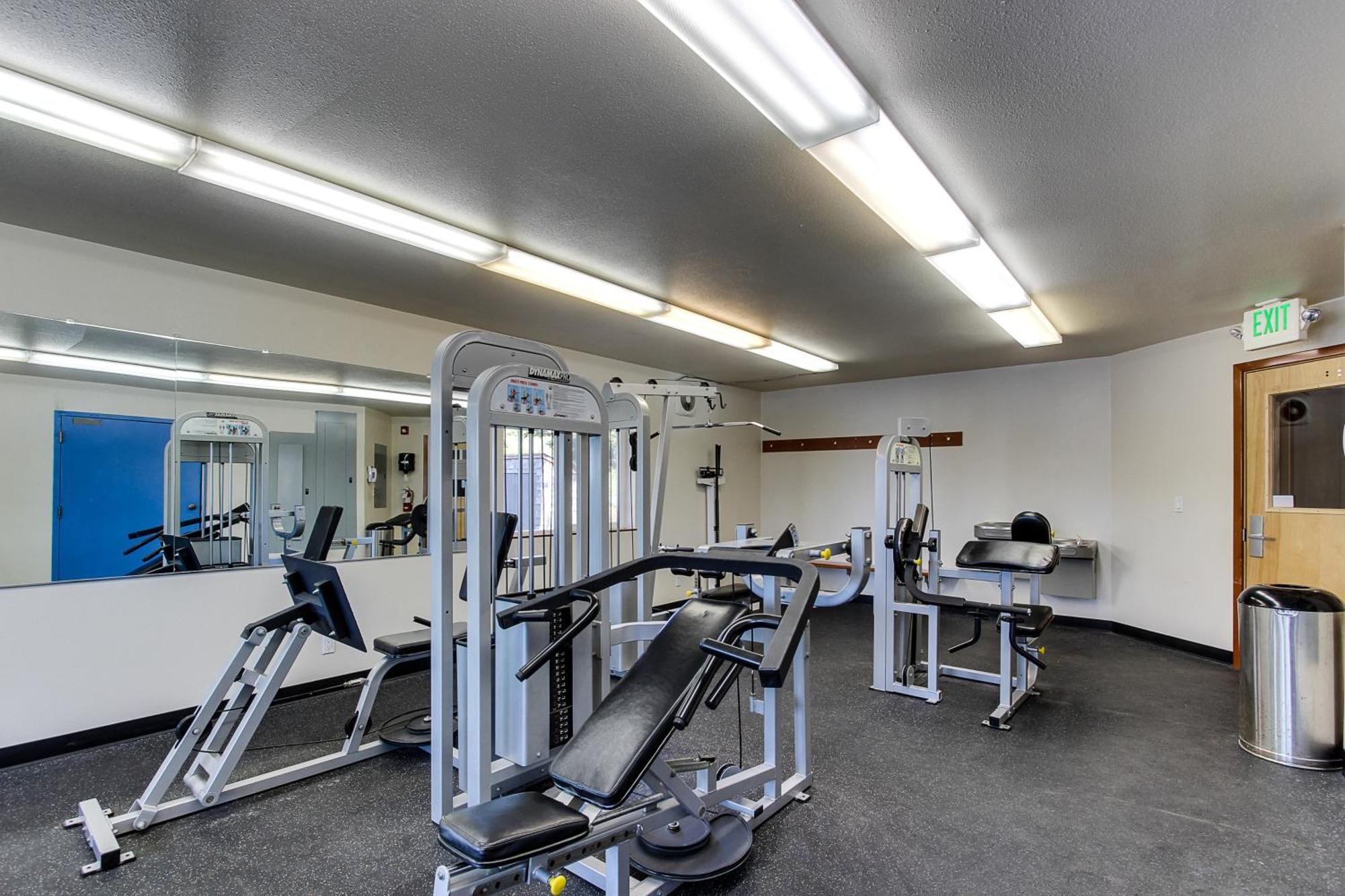 The Embarcadero Condos ニューポート 部屋 写真