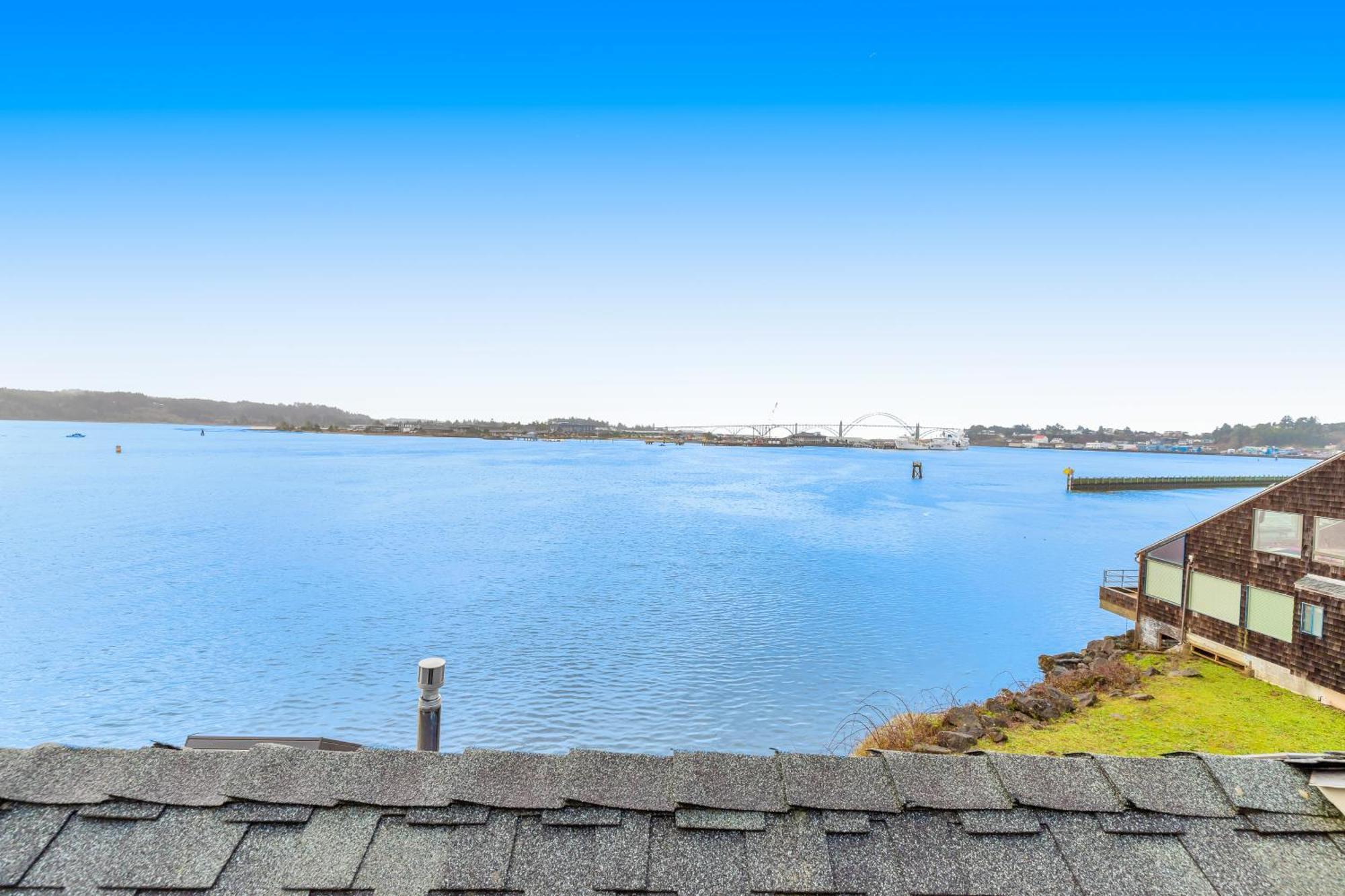 The Embarcadero Condos ニューポート 部屋 写真