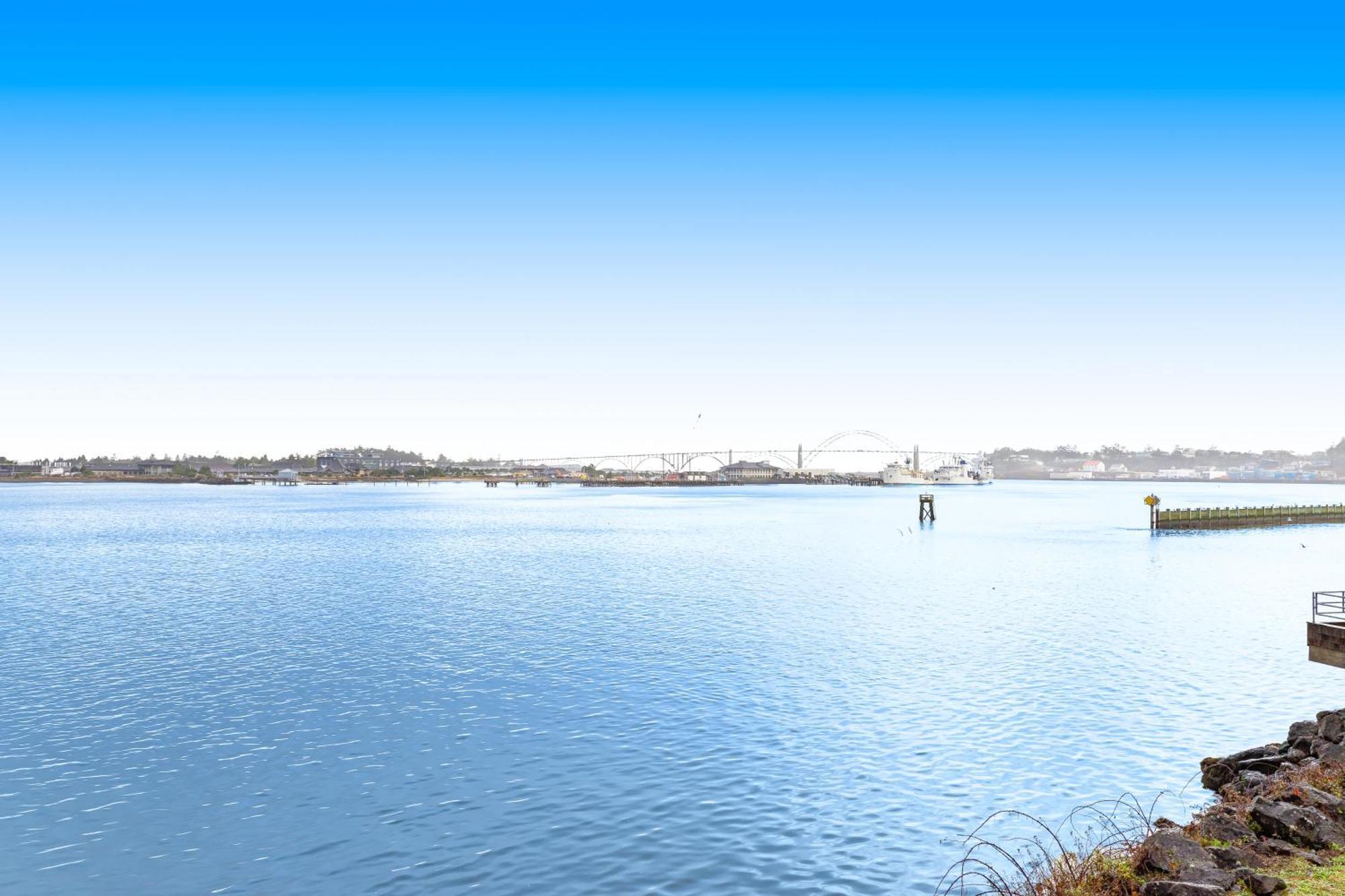 The Embarcadero Condos ニューポート 部屋 写真