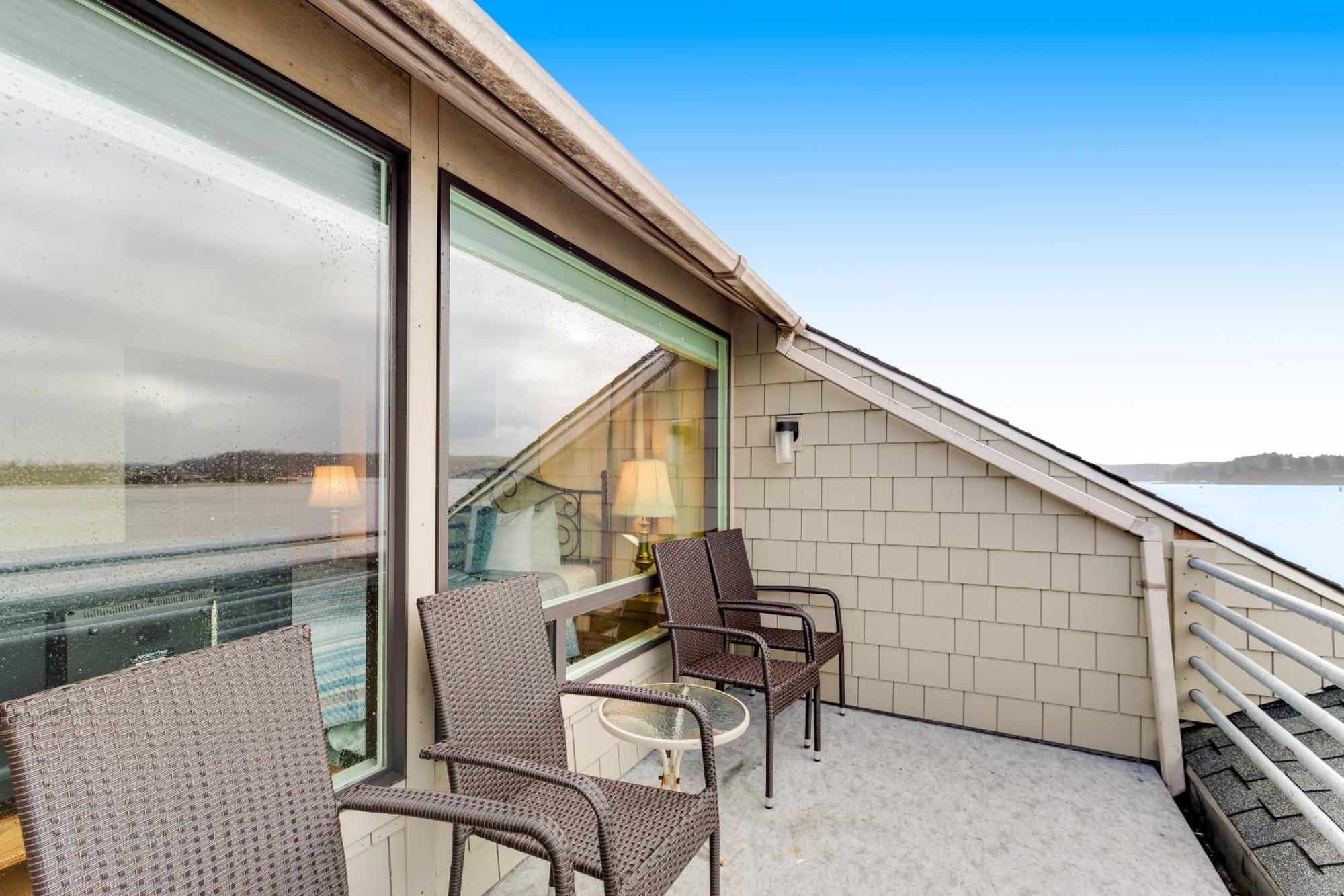 The Embarcadero Condos ニューポート 部屋 写真
