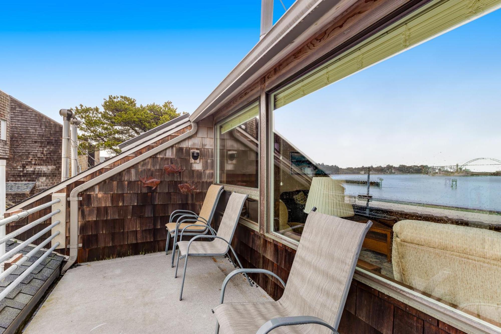 The Embarcadero Condos ニューポート 部屋 写真
