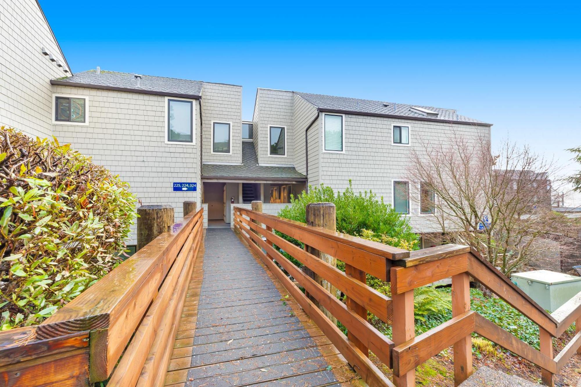 The Embarcadero Condos ニューポート 部屋 写真