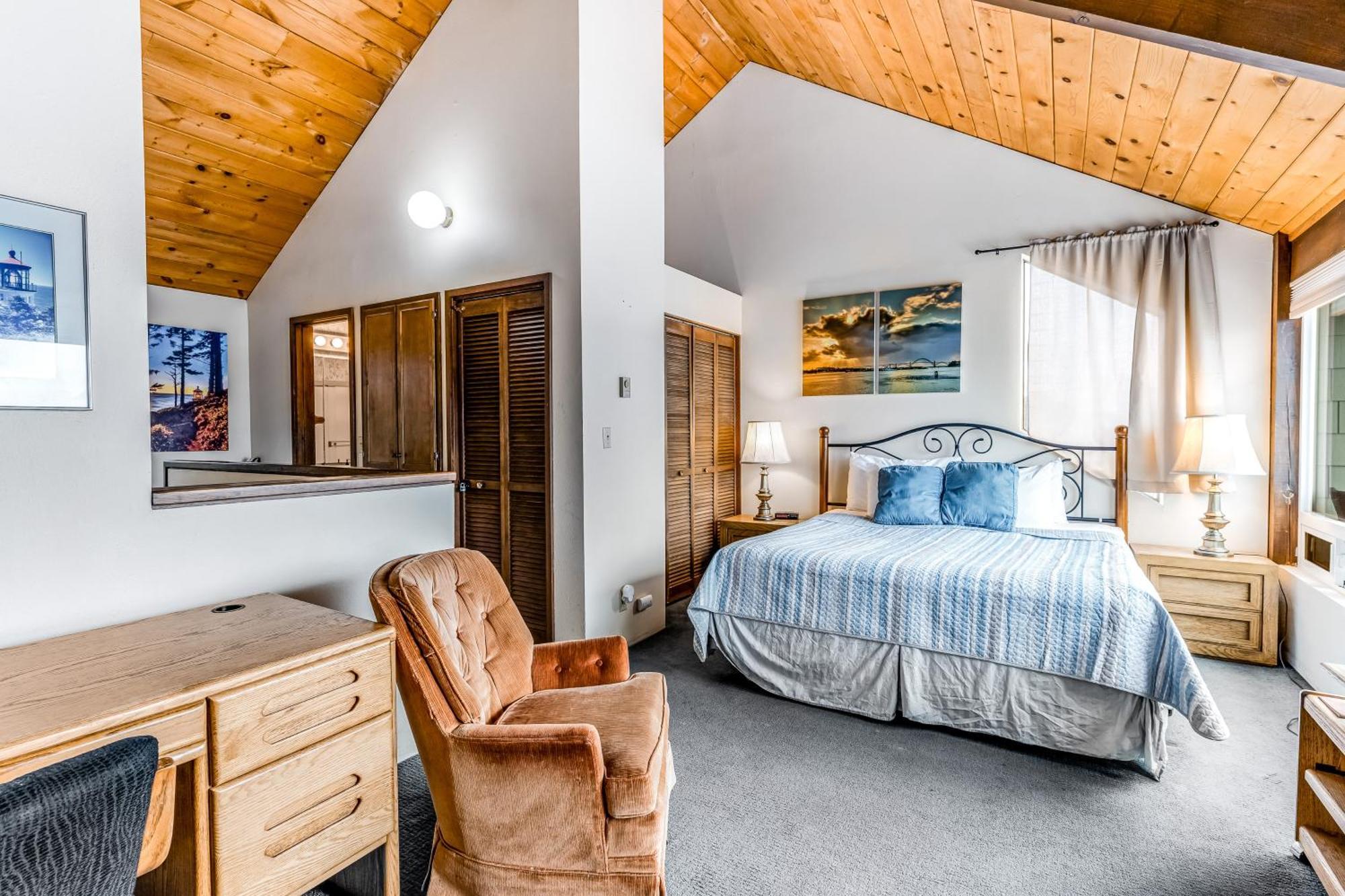 The Embarcadero Condos ニューポート 部屋 写真