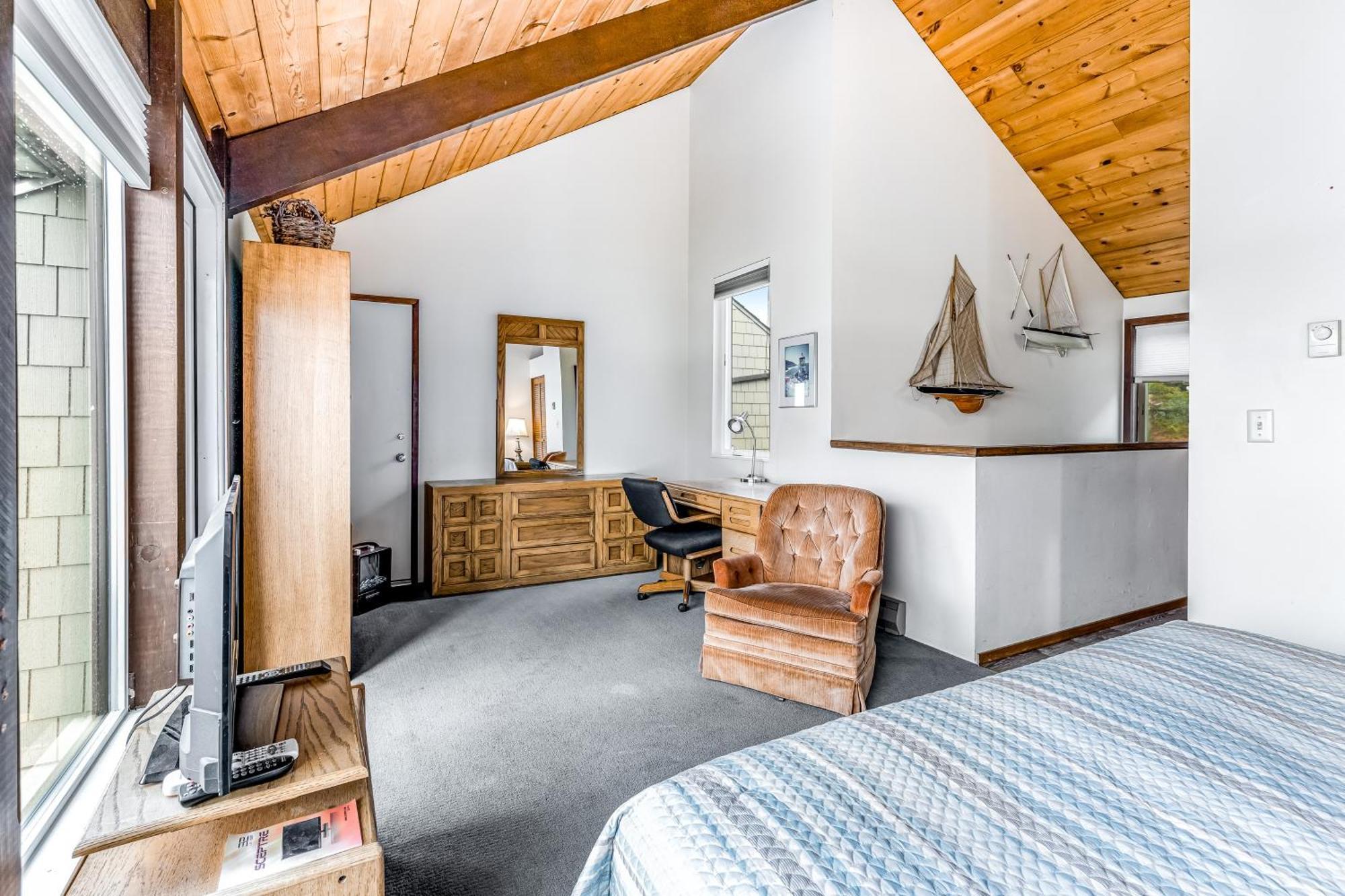 The Embarcadero Condos ニューポート 部屋 写真