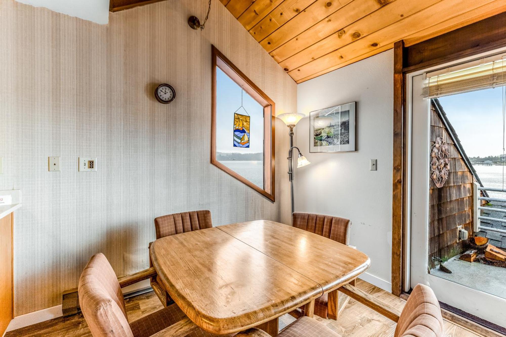 The Embarcadero Condos ニューポート 部屋 写真