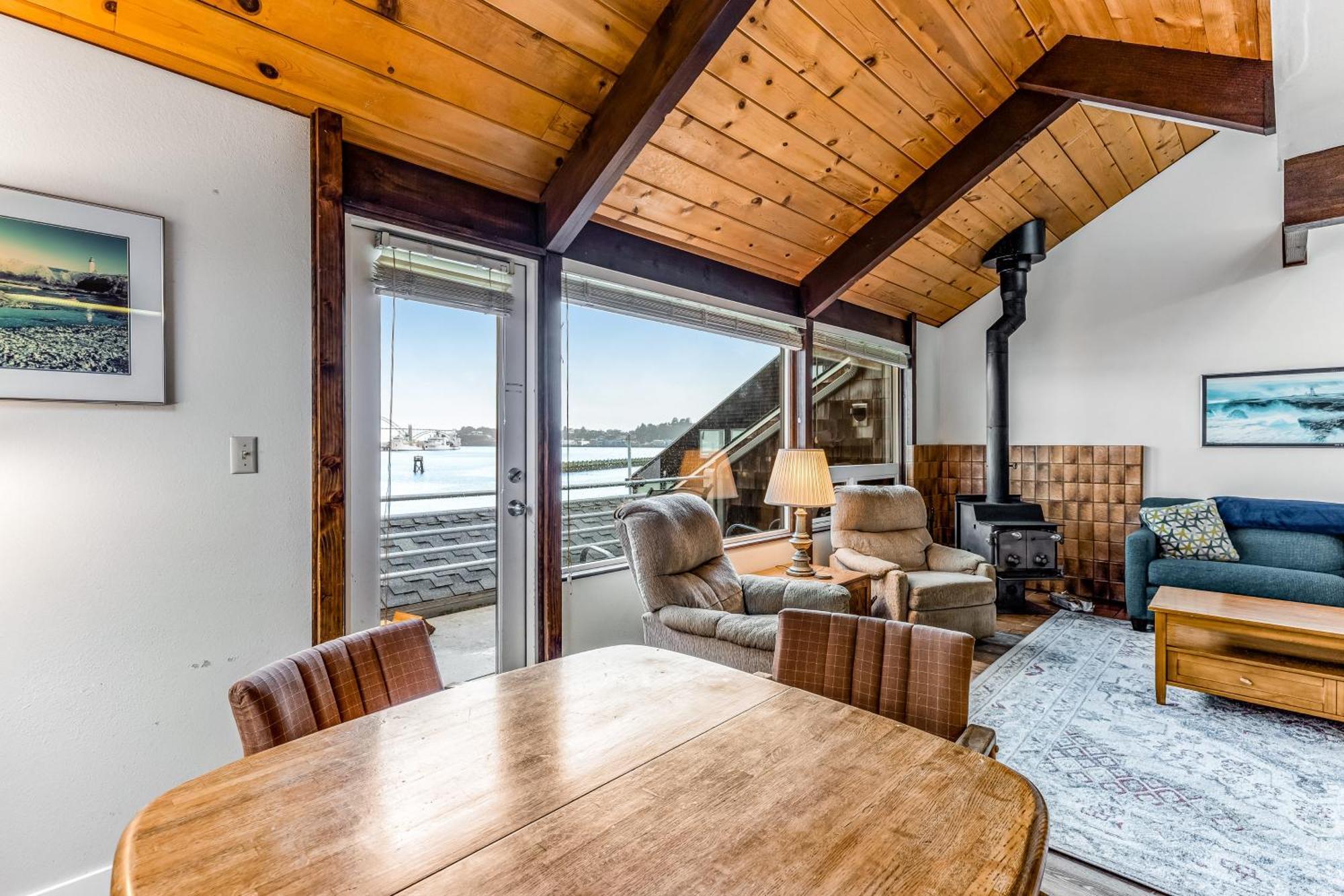 The Embarcadero Condos ニューポート 部屋 写真