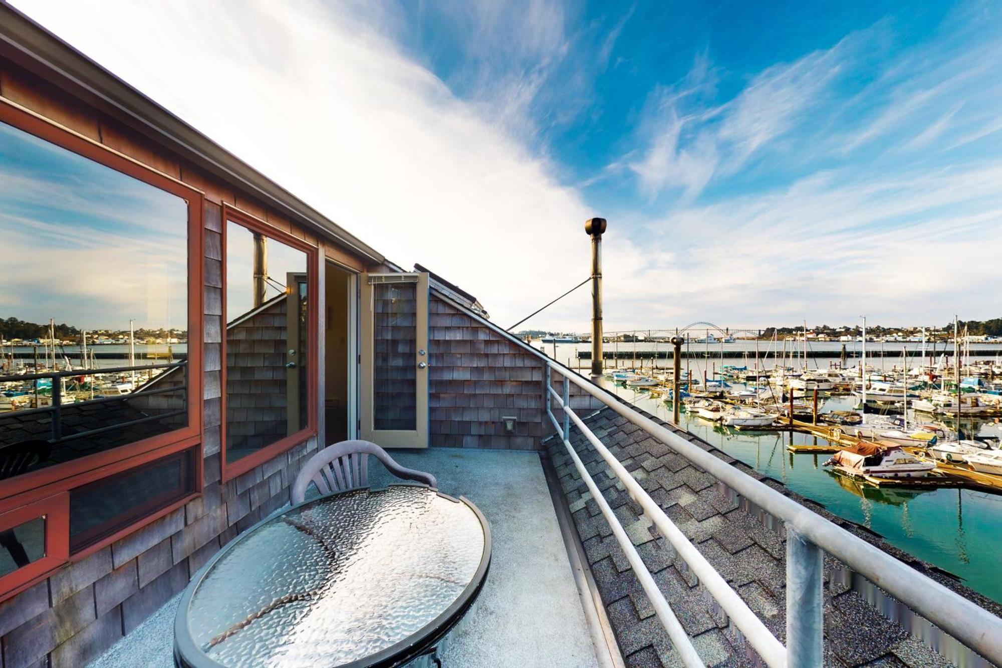 The Embarcadero Condos ニューポート 部屋 写真