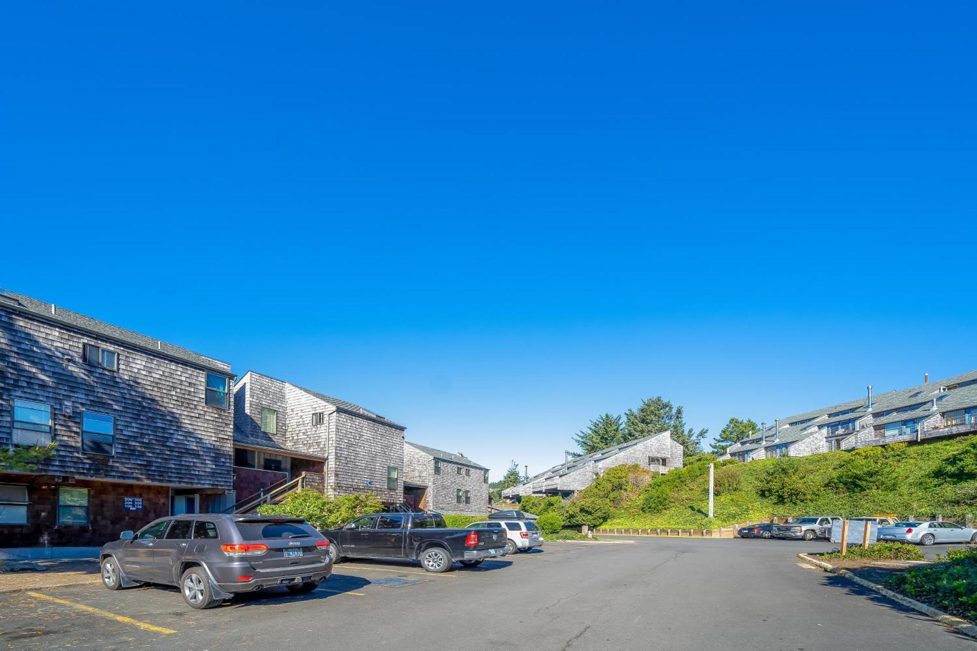 The Embarcadero Condos ニューポート 部屋 写真