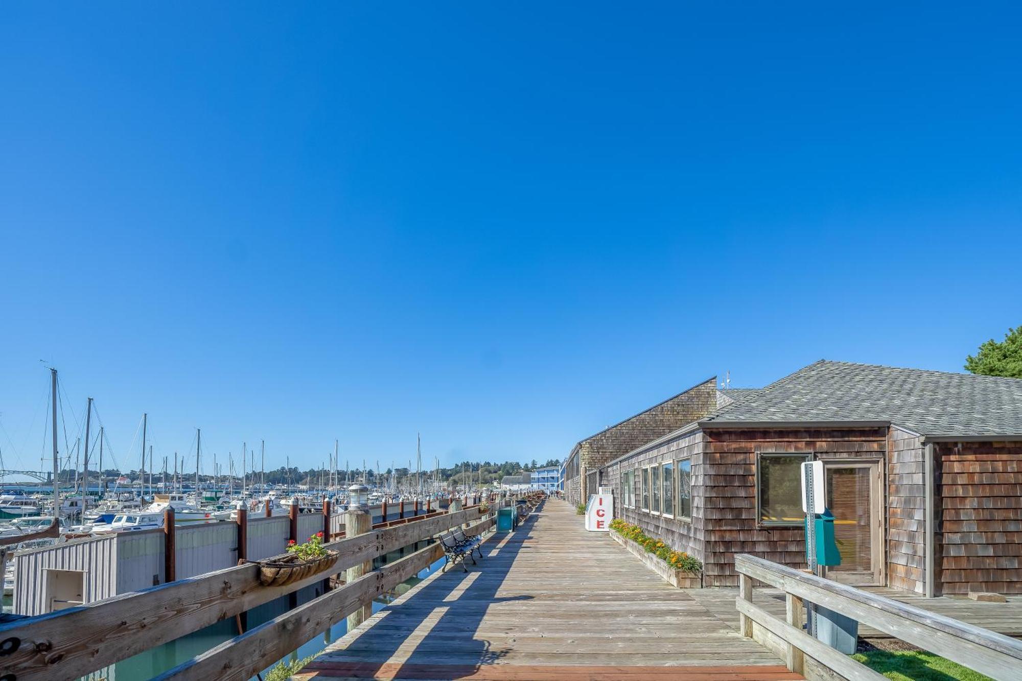 The Embarcadero Condos ニューポート 部屋 写真
